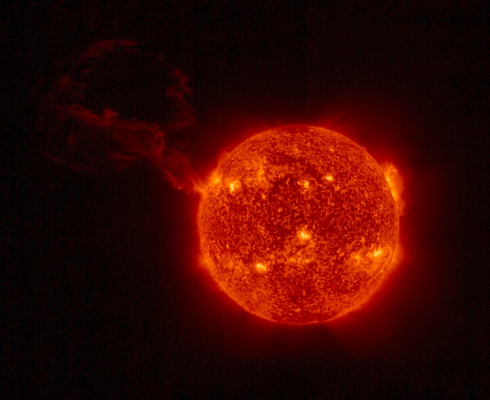 Am Sonntagnachmittag kommt es zu einem gewaltigen Sonnensturm. 