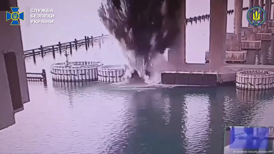 Ukraine claims explosive attack on Russia's bridge to Crimea – DW – 06/03/2025