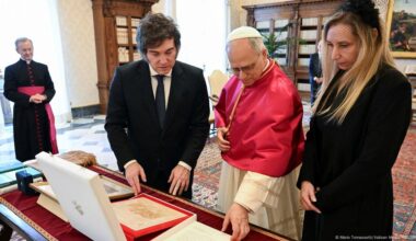 Pope Leo XIV welcomes Argentine President Milei to Vatican – DW – 06/07/2025