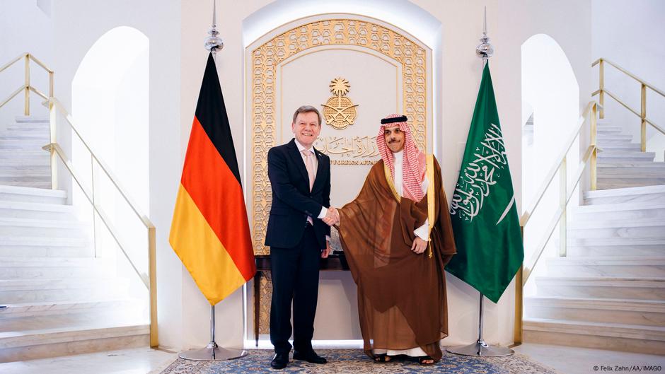 German Foreign Minister visits Saudi Arabia – DW – 06/14/2025