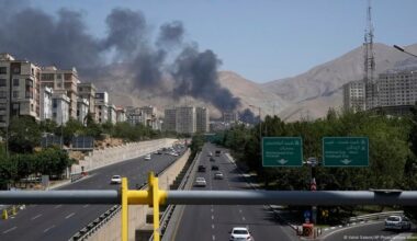 Israel strikes Iranian state TV in new attack on Tehran – DW – 06/16/2025