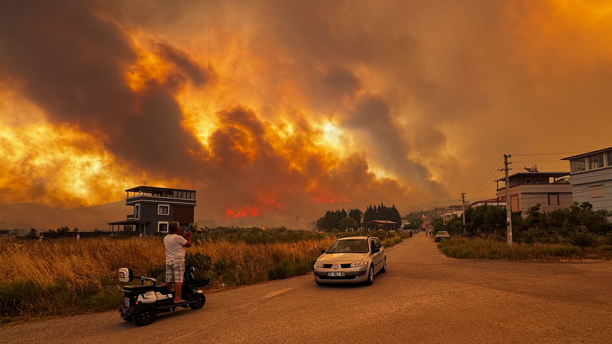Raging wildfires in Turkey causes airport shutdown as hundreds evacuated