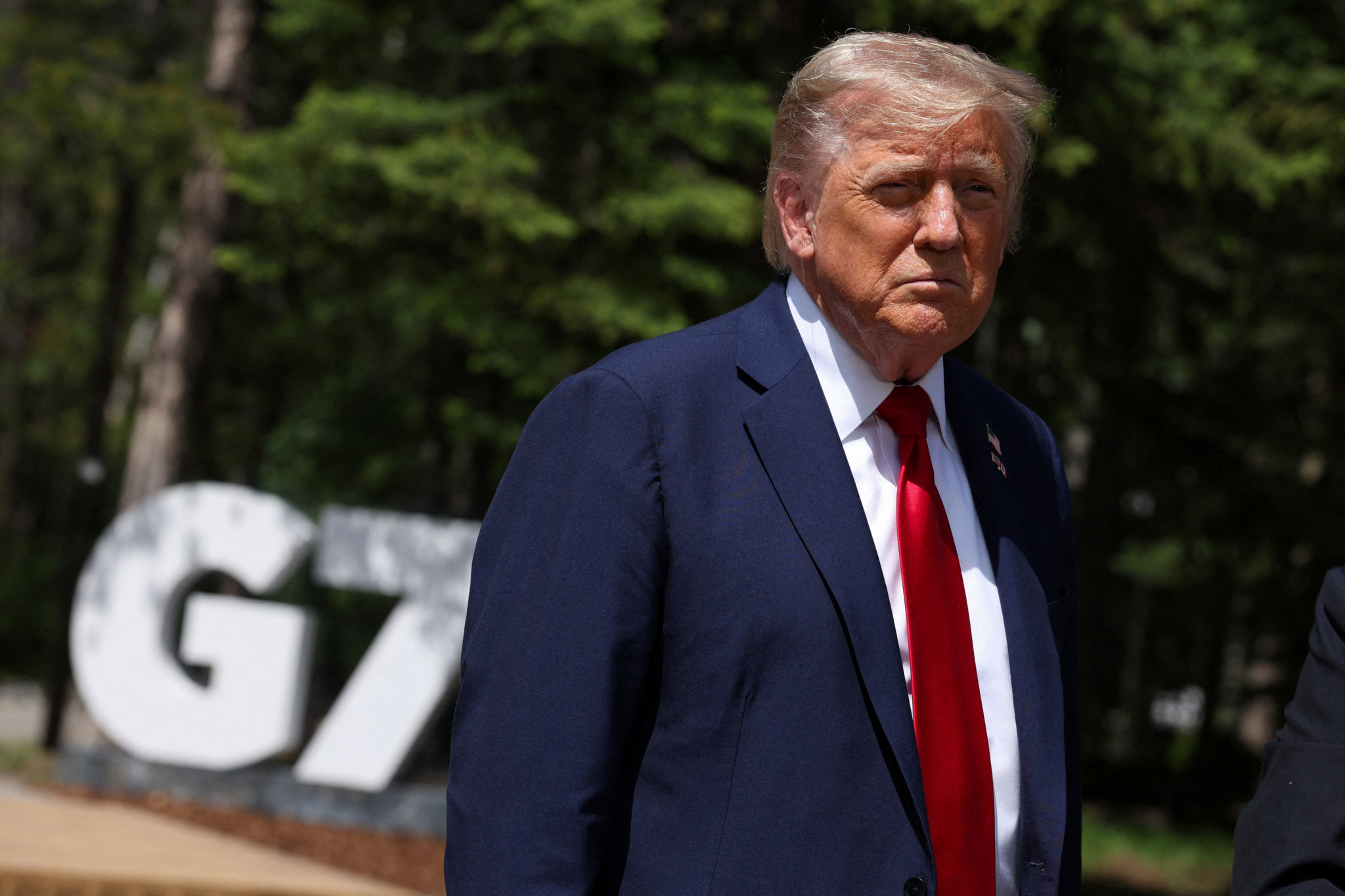 Le président américain Donald Trump lors du sommet du G7 à Kananaskis, Canada, à côté d’un grand logo G7. Le président américain Donald Trump lors du sommet du G7 à Kananaskis, Canada, à côté d’un grand logo G7.