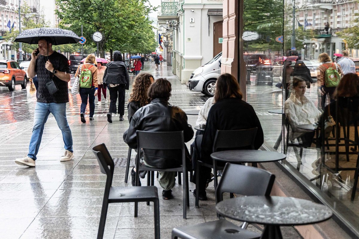 Vasaros orai: žadėtos šilumos nebus, vyraus lietus