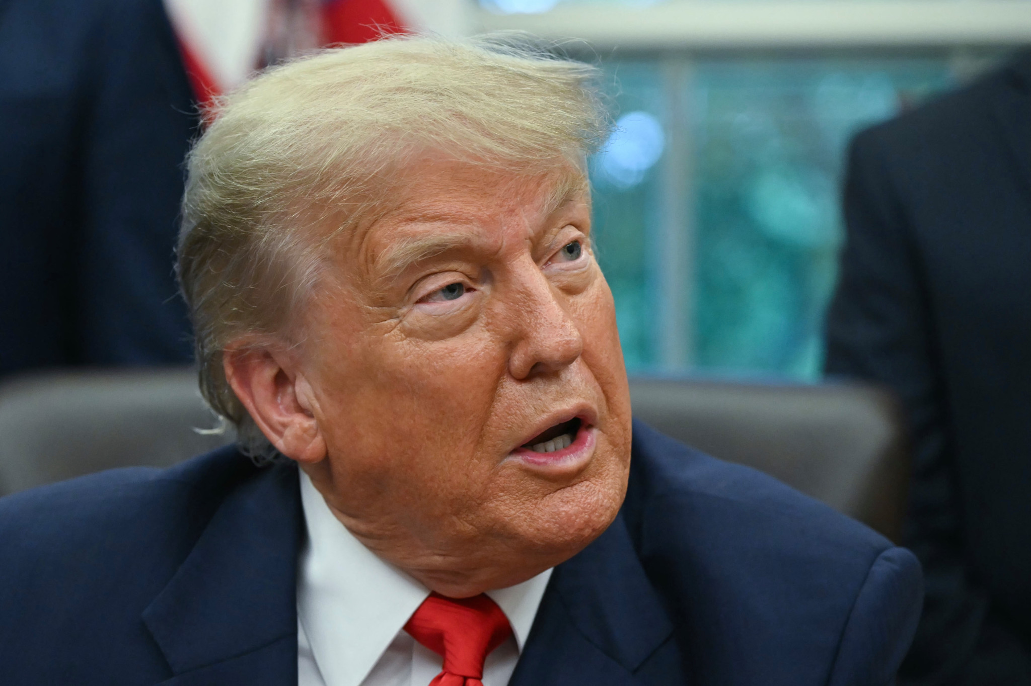 Le président américain Donald Trump lors d’une réunion avec la ministre des Affaires étrangères de la RDC Thérèse Kayikwamba Wagner à la Maison-Blanche. Le président américain Donald Trump lors d’une réunion avec la ministre des Affaires étrangères de la RDC Thérèse Kayikwamba Wagner à la Maison-Blanche.