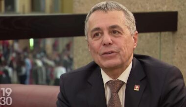 "Il faut condamner les deux parties": Ignazio Cassis refuse de se joindre au mouvement international contre Israël - rts.ch
