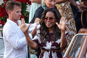 Oprah Winfrey saludaba a los