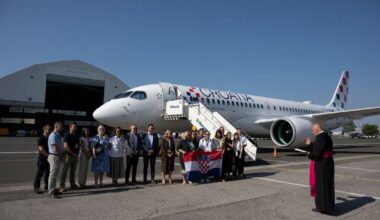 Svećenik daje blagoslov avionu....komedija od države komedija od firme