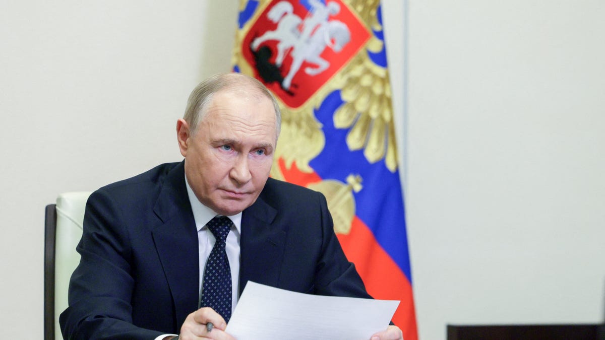 Pope Leo urges Putin to favor peace, dialogue in Ukraine