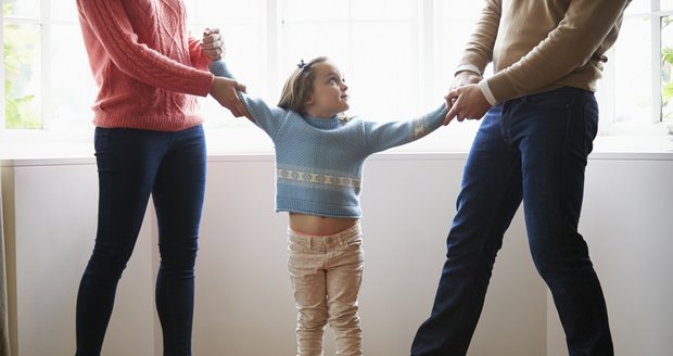 Rozvody v Česku zrychlí. Poslanci schválili i úpravu péče o děti z rozpadlých manželství