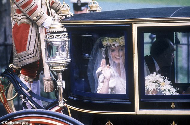 Sarah arrived at Westminster Abbey with her father, Major Ronald Ferguson