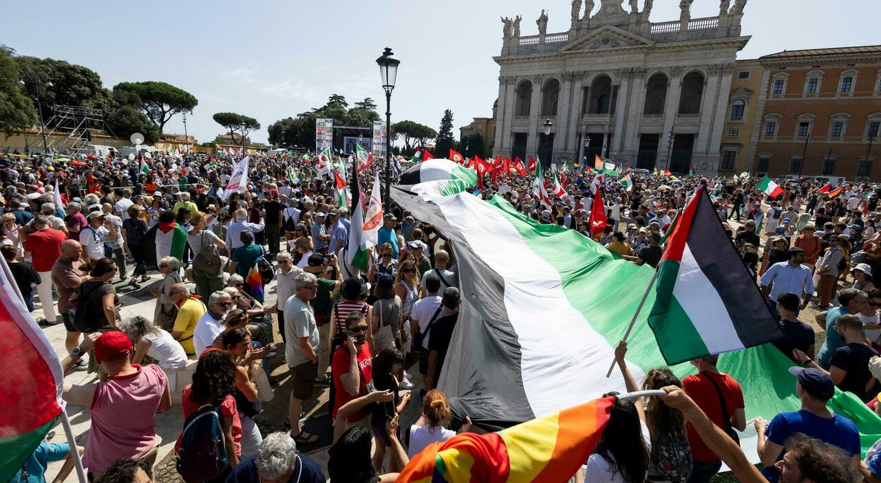 Manifestazione per Gaza a Roma, gli organizzatori: «Siamo in 300mila». Schlein: «Piazza unitaria e inclusiva». Lo striscione: «Stop al massacro»