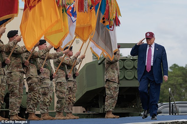 Trumps paziņoja par izrāvienu pēc atgriešanās Baltajā namā no brauciena uz Fort Bragg
