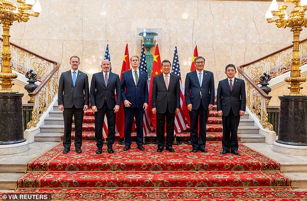Trumps svēra stundas pēc tam, kad sarunu dalībnieki paziņoja par sarunu sasniegumu Londonā