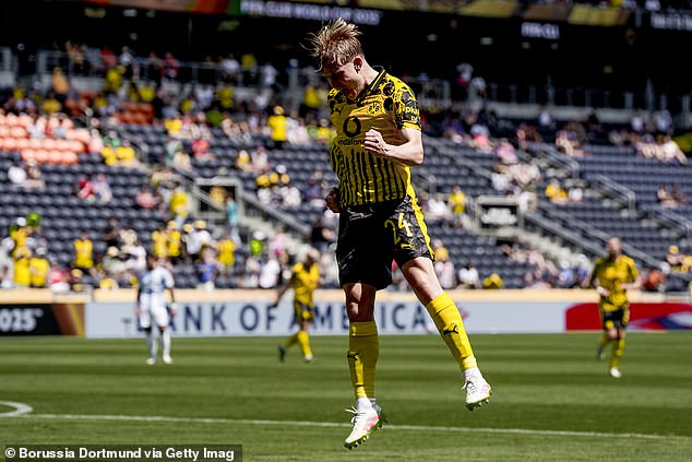 Daniel Svensson scored the only goal of the game as Borussia Dortmund beat Ulsan HD