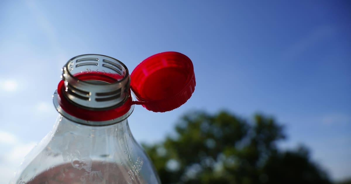 Fester Deckel an Plastikflaschen: Großteil der Deutschen findet ihn unhandlich
