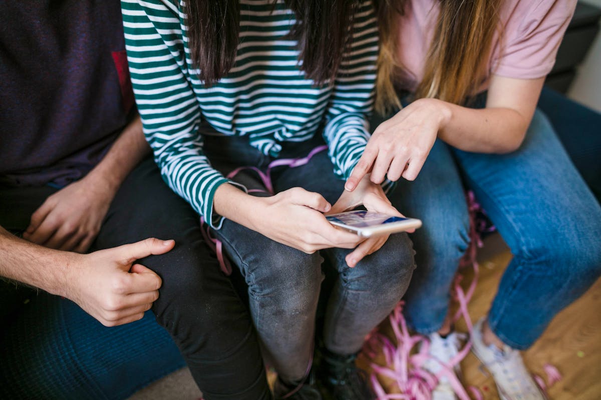La Gen Z n'est pas dupe: elle reconnaît les effets néfastes des réseaux sociaux et est très favorable à une interdiction pour les plus jeunes. La Gen Z n'est pas dupe: elle reconnaît les effets néfastes des réseaux sociaux et est très favorable à une interdiction pour les plus jeunes.