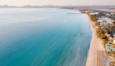 Esta es la mejor playa de España: seis kilómetros de aguas cristalinas perfectas para los amantes de los deportes acuáticos