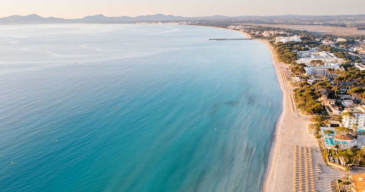 Esta es la mejor playa de España: seis kilómetros de aguas cristalinas perfectas para los amantes de los deportes acuáticos