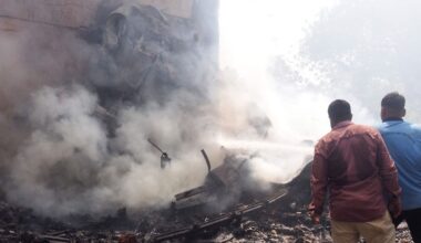 I detriti di uno dei carelli del Boeing 787-8.  EPA/SIDDHARAJ SOLANKI
