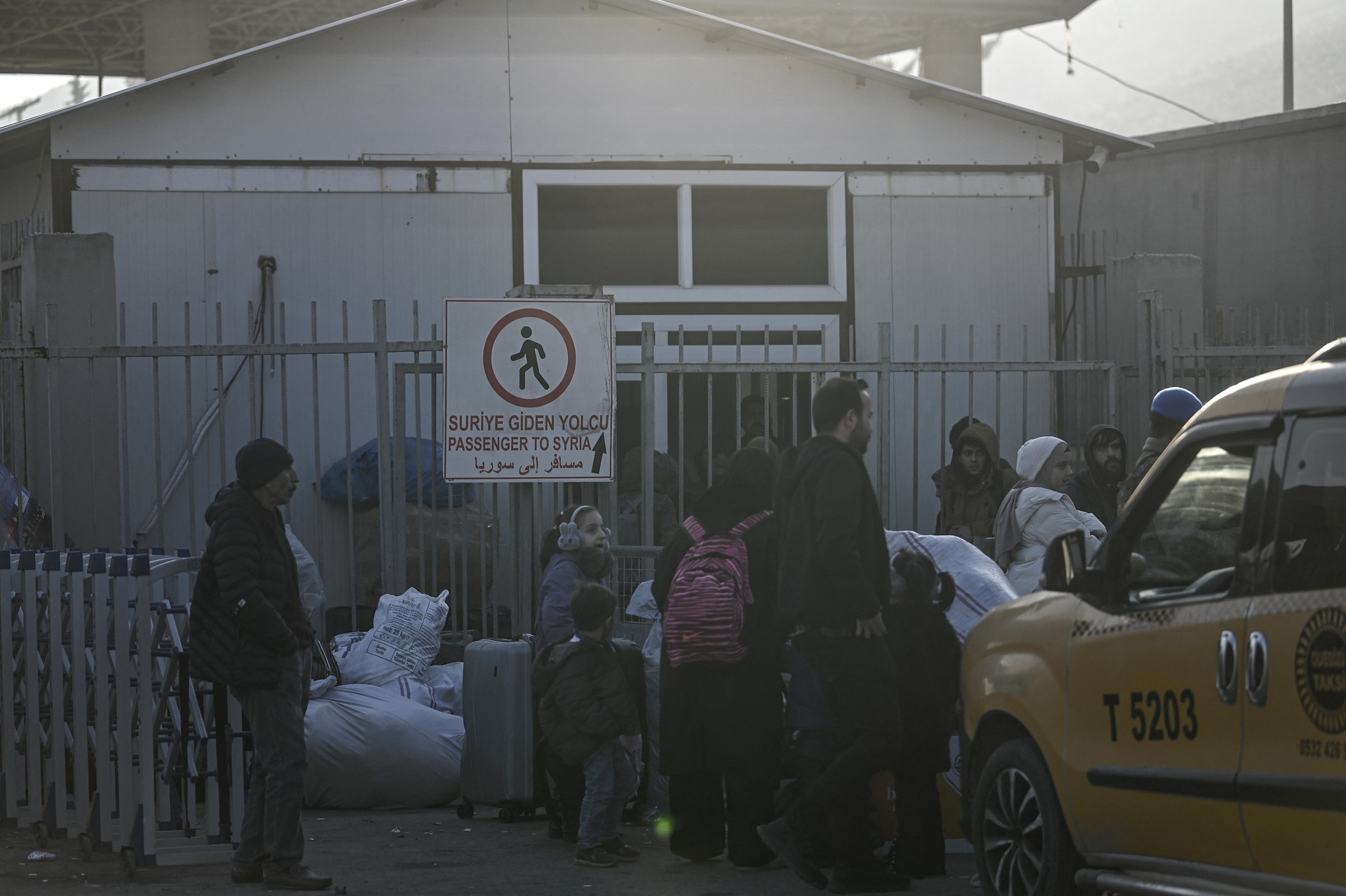 Syrian refugees passe the Cilvegozu crossborder gate to enter Syria at Reyhanli district in Hatay, Türkiye on December 9, 2024. (AFP Photo)