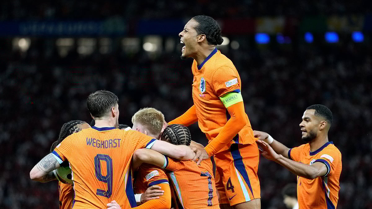 Dumfries, Depay Goals Give NED Advantage