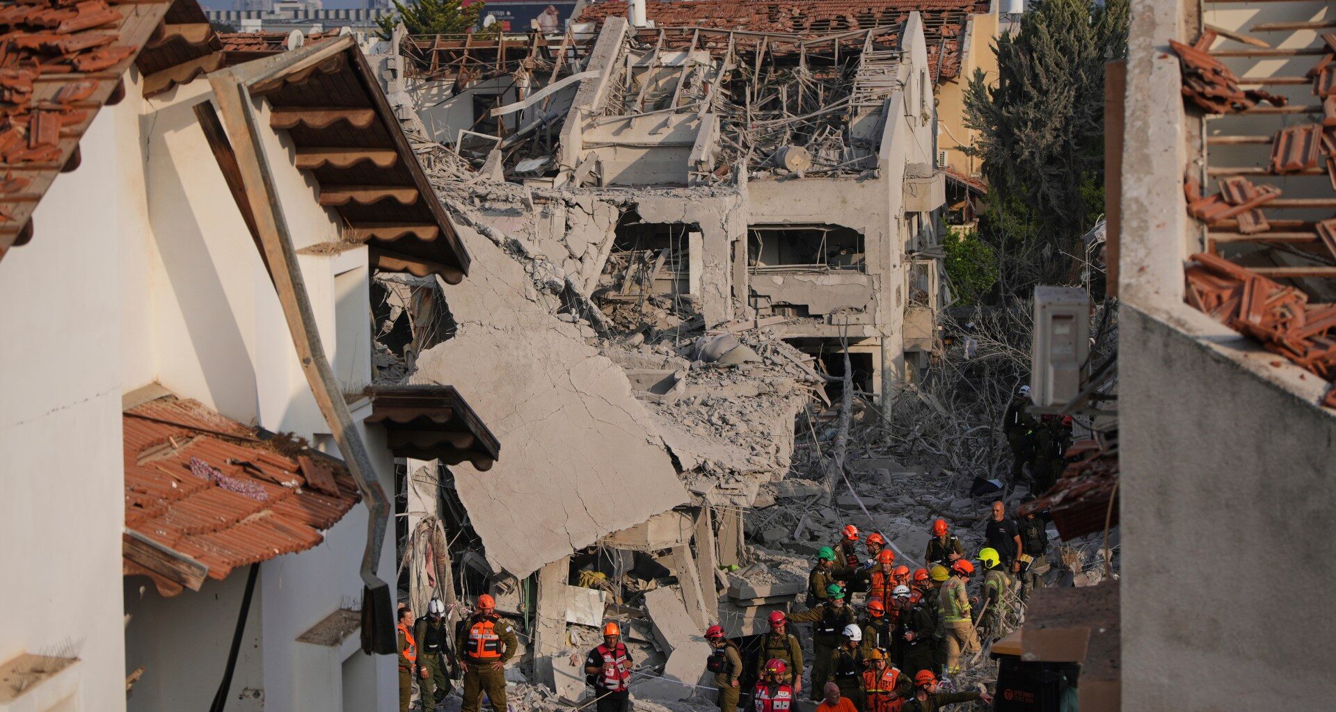 Iran, Israel trade missiles; blasts, air raid sirens rock Tehran, Tel Aviv | Conflict News
