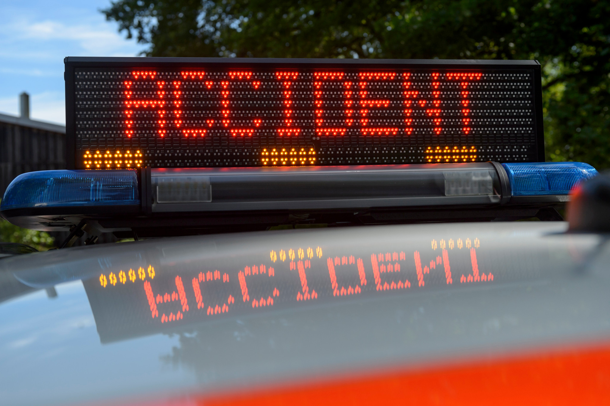 Panneau lumineux signalant un accident sur le toit d’une voiture de police genevoise, Genève, 31 juillet 2015. Panneau lumineux signalant un accident sur le toit d’une voiture de police genevoise, Genève, 31 juillet 2015.