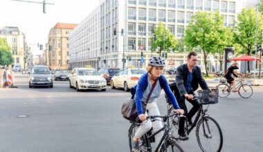 Warum in der Fahrschule eine Stunde auf dem Fahrrad Pflicht sein sollte | Weniger Konflikte, weniger Unfälle, mehr Verständnis füreinander: wie eine kleine Änderung in der Führerschein-Ausbildung den Straßenverkehr sicherer machen könnte. Die Mobilitätskolumne von Ruth Eisenreich.
