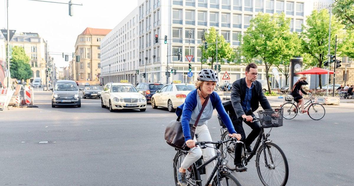 Warum in der Fahrschule eine Stunde auf dem Fahrrad Pflicht sein sollte | Weniger Konflikte, weniger Unfälle, mehr Verständnis füreinander: wie eine kleine Änderung in der Führerschein-Ausbildung den Straßenverkehr sicherer machen könnte. Die Mobilitätskolumne von Ruth Eisenreich.