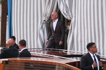 Jeff Bezos, sonriente y relajado,