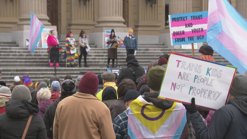 Click to play video: 'Alberta based LGBTQ2 organizations file constitutional challenge in opposition to Bill 26'