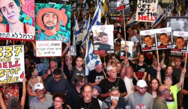 Des Israéliens brandissent à Tel-Aviv des drapeaux et des pancartes lors d'une manifestation antigouvernementale appelant à une action pour libérer les otages retenus à Gaza depuis l'attaque en Israël du Hamas, le 7 septembre 2024, sur fond de guerre entre le mouvement islamiste et Israël dans le territoire palestinien