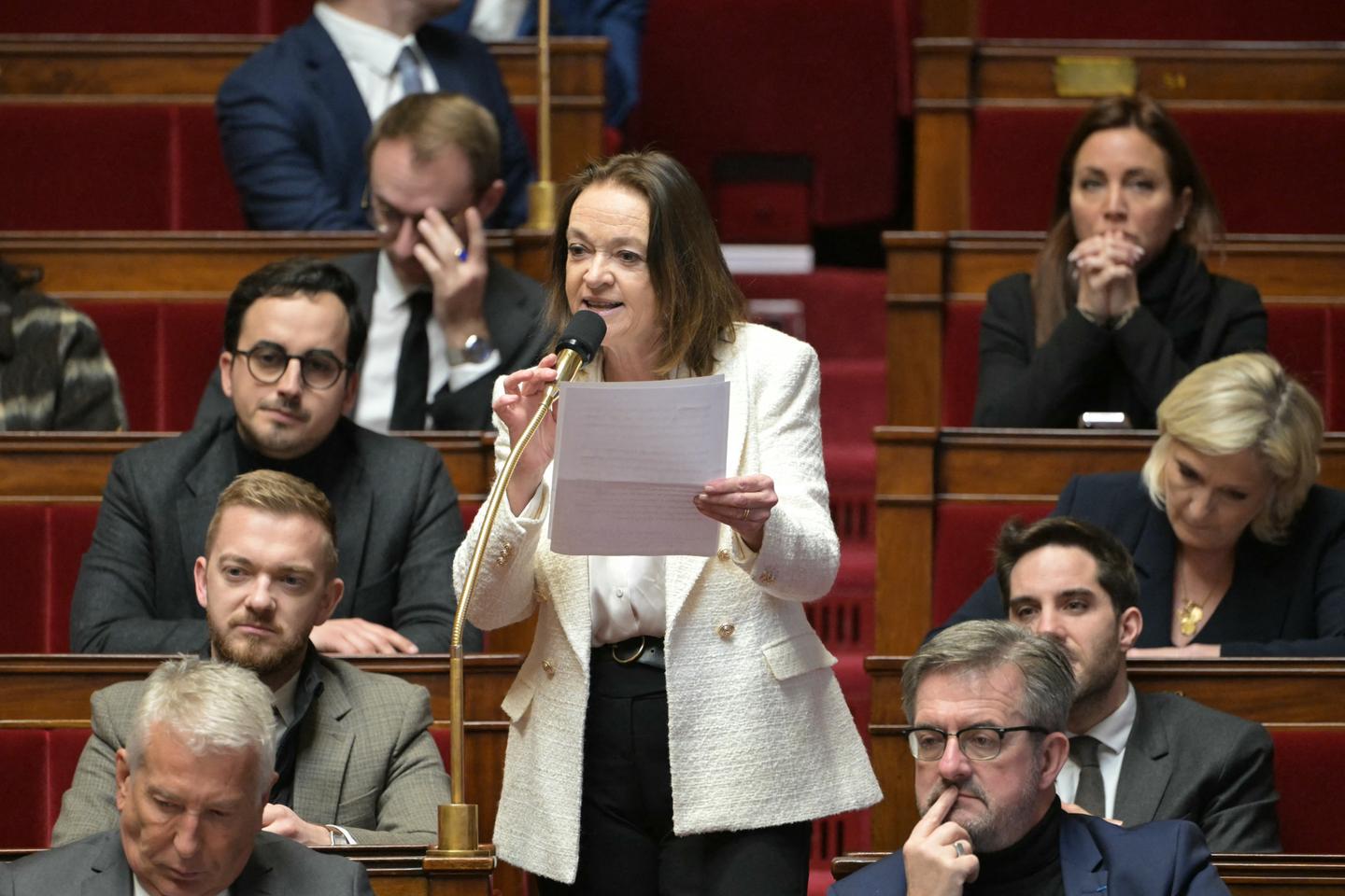 Marine Le Pen défend Caroline Parmentier, vice-présidente du groupe RN à l’Assemblée, critiquée pour des écrits racistes, haineux et anti-avortement