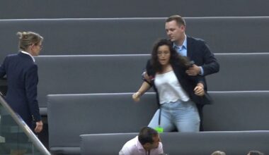 Zweiter Israel-Protest binnen Minuten: Schreiende Frau wird aus Bundestag gezogen
