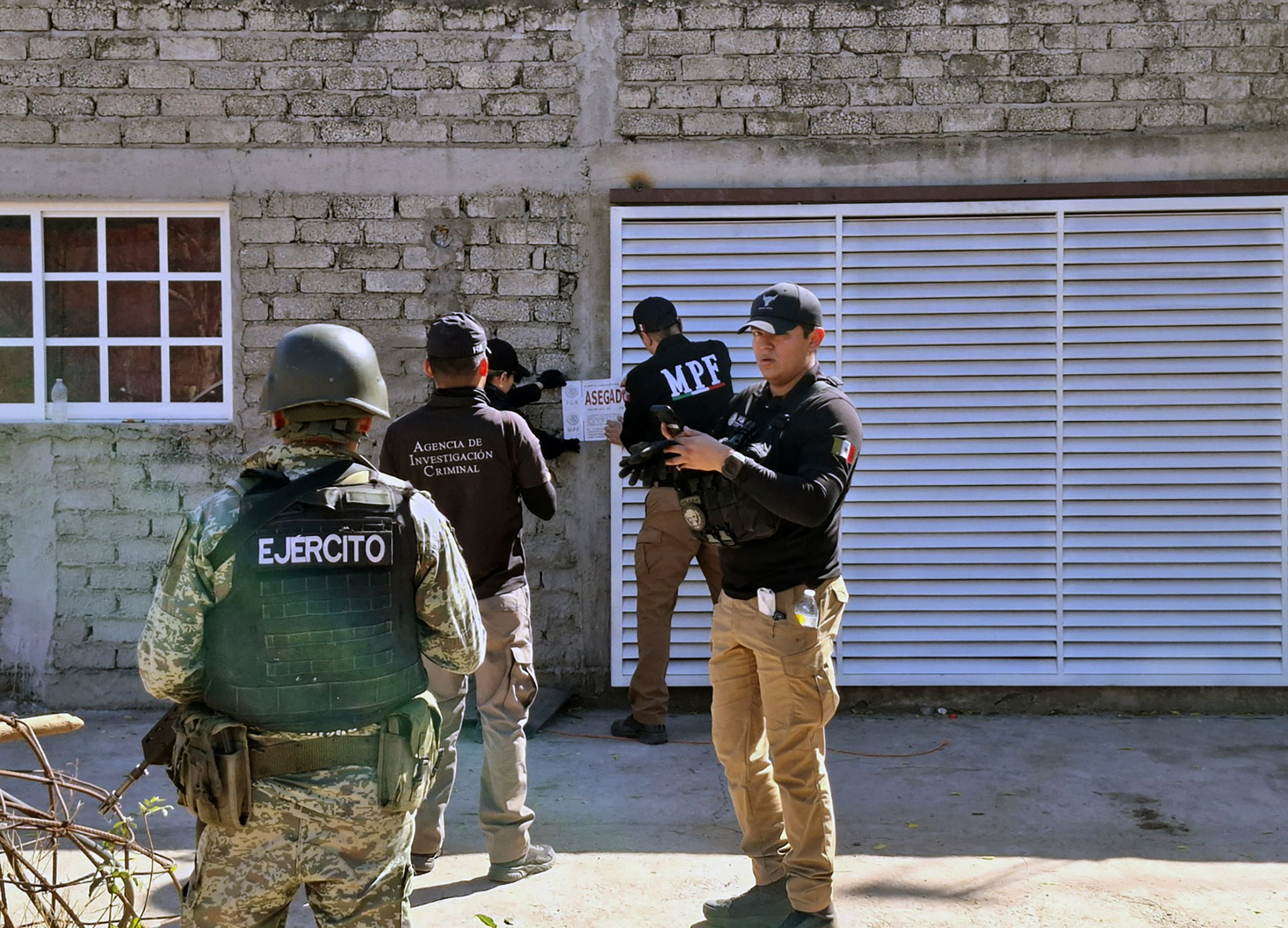 Des soldats mexicains et agents de l’Attorney General ferment un laboratoire de drogue à Ayuba, près de Culiacan, Sinaloa. Des soldats mexicains et agents de l’Attorney General ferment un laboratoire de drogue à Ayuba, près de Culiacan, Sinaloa.