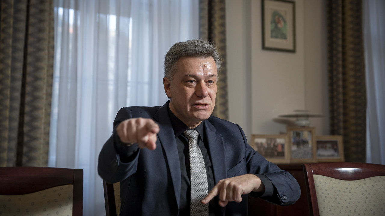 Detaily kauzy, která vedla k pádu ministra Blažka. Bitcoiny pochází z prodeje drog, v celém případu je ve hře výrazně více miliard - Hospodářské noviny