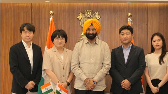 Delhi environment minister Manjinder Singh Sirsa with the delegation from the Korea Environmental Industry Association from South Korea. (HT Photo)
