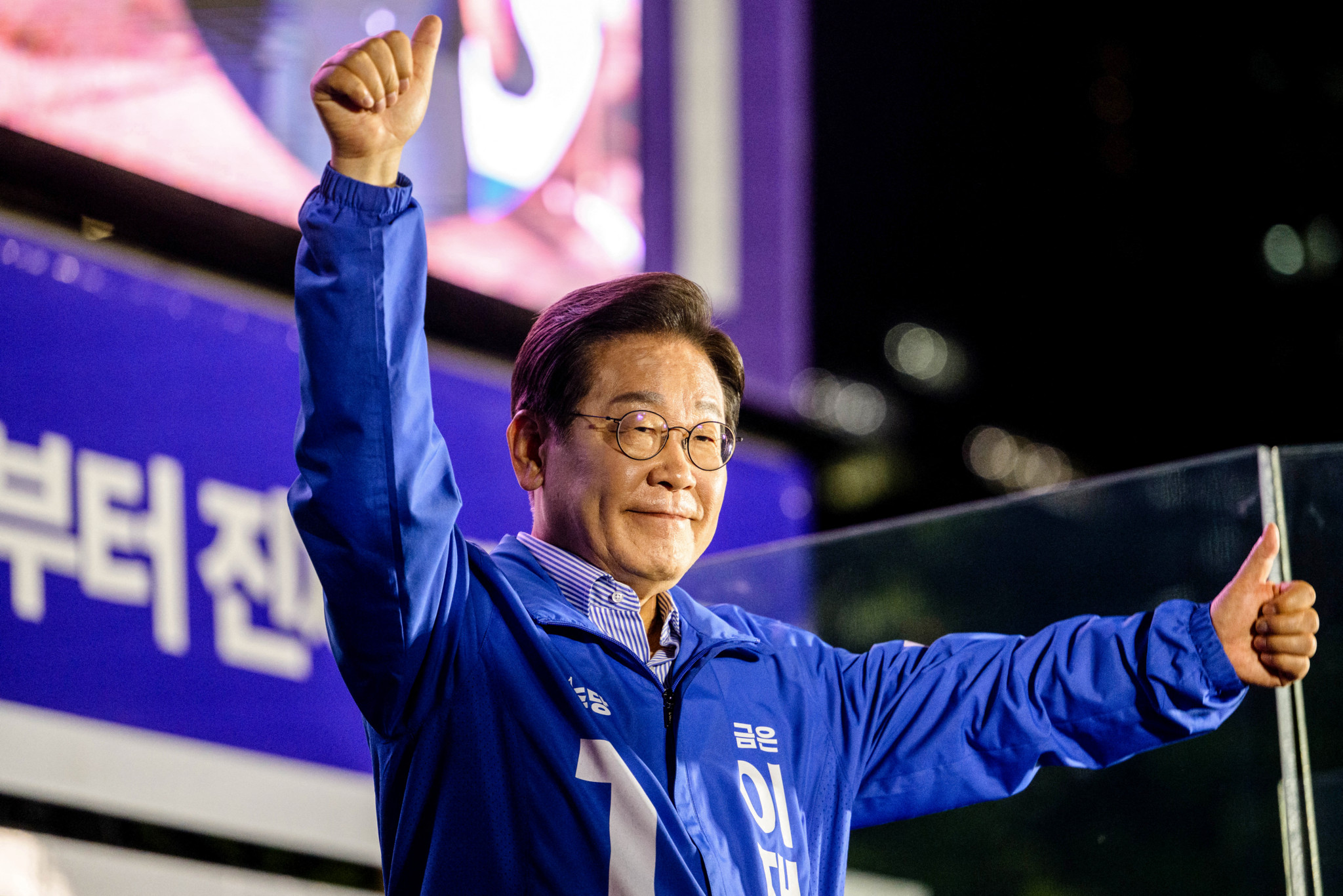 Lee Jae-myung, candidat présidentiel sud-coréen, fait un geste sur scène lors de sa campagne finale à Séoul, le 2 juin 2025.