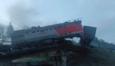 Cette photo publiée sur le compte Telegram du gouverneur par intérim de la région de Koursk, Alexander Khinshtein (Telegram/@Hinshtein), le 1er juin 2025, montre un wagon de train sur un pont ferroviaire après son effondrement dans la région de Koursk.
