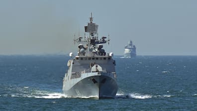 Die russische Fregatte "Admiral Grigorovich" wird auf der Ostsee von einer dänischen Fregatte verfolgt.