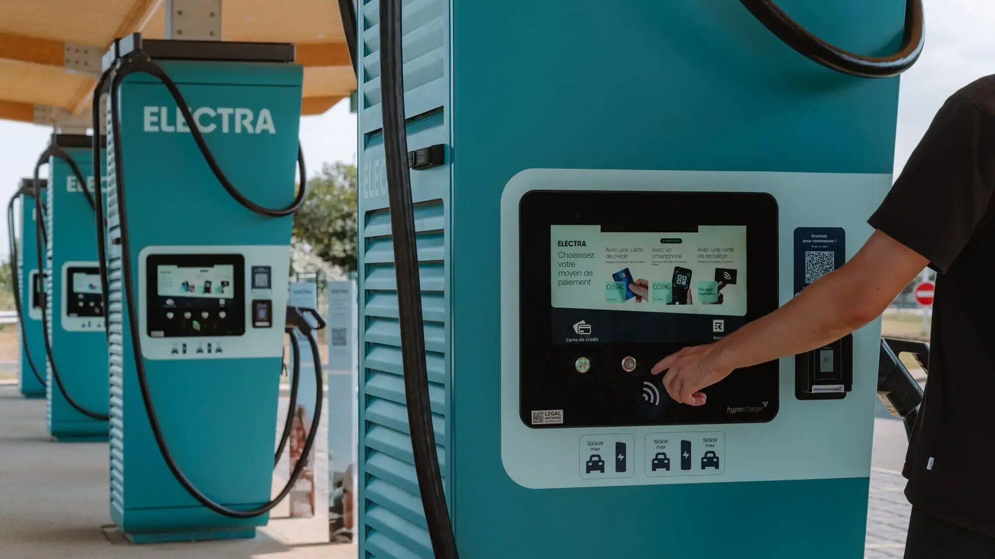 Türkisklare Lösung
Electra setzt auf Highpower-Charger des Marktführers Alpitronic. Auf dem großen Monitor werden die Strompreise groß angezeigt und die Besonderheiten der Ladetechnik erklärt. Bezahlt werden kann mit Lade-, Kredit- und Bankkarte. 