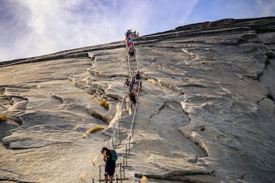 Kabel und Trittstufen ermöglichen die Besteigung des Half Dome im Yosemite-Nationalpark.