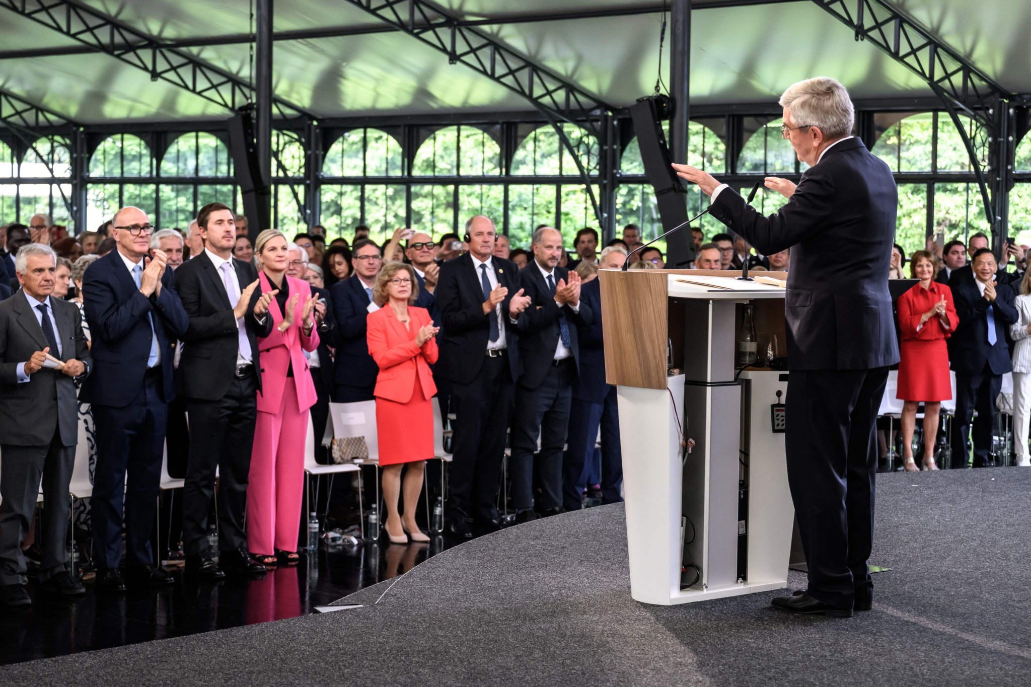Thomas Bach, à droite, prononce un discours lors de la cérémonie de passation à la Maison olympique à Lausanne, tandis que Kirsty Coventry applaudit. Thomas Bach, à droite, prononce un discours lors de la cérémonie de passation à la Maison olympique à Lausanne, tandis que Kirsty Coventry applaudit.