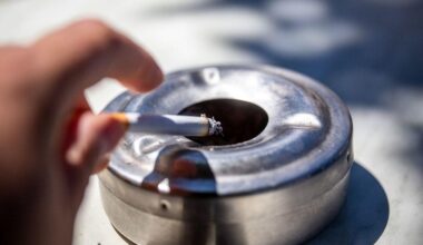 Lutte contre le tabac : fumer à la plage, au parc ou sous un abribus sera interdit à partir de dimanche
