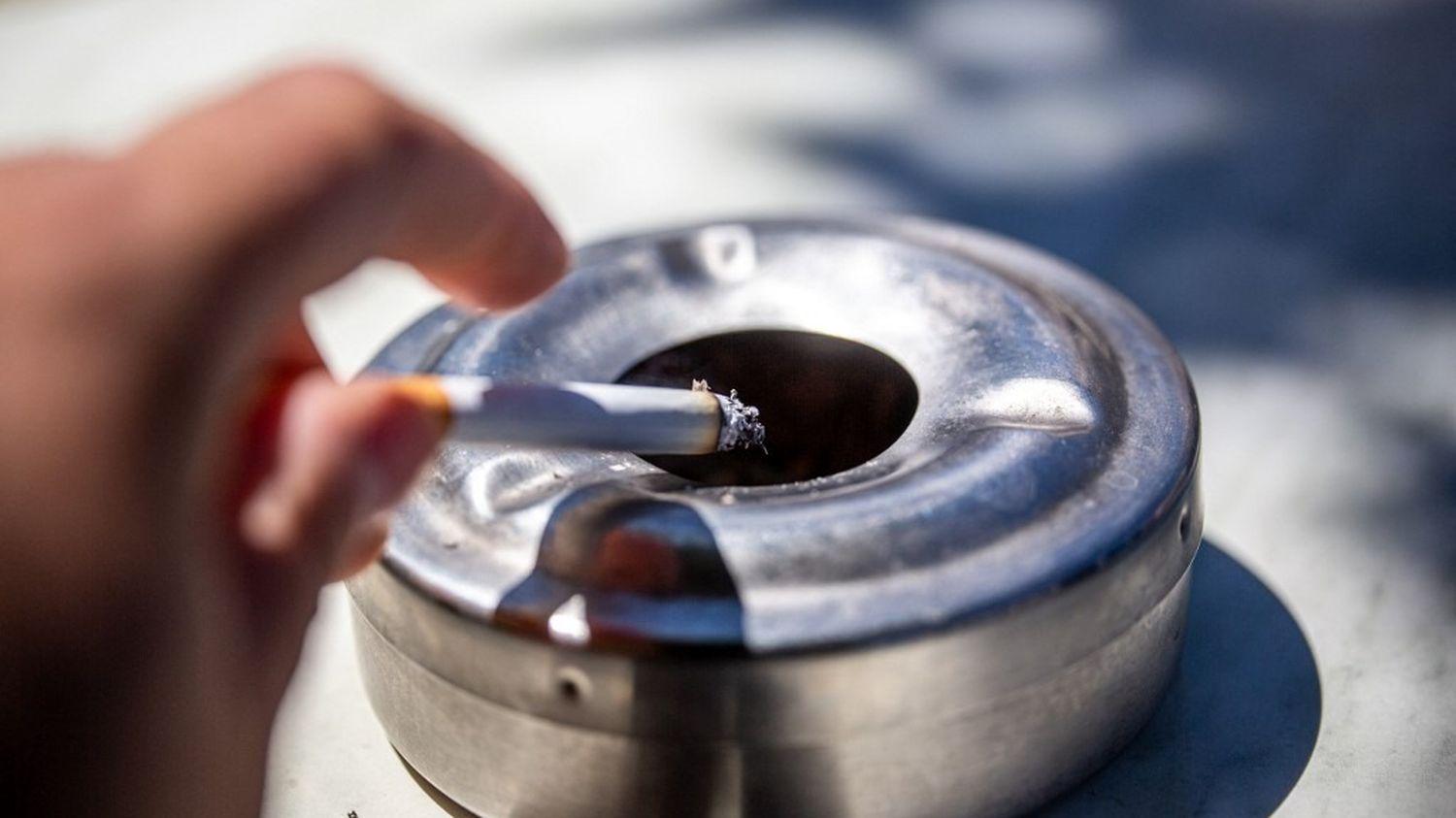 Lutte contre le tabac : fumer à la plage, au parc ou sous un abribus sera interdit à partir de dimanche