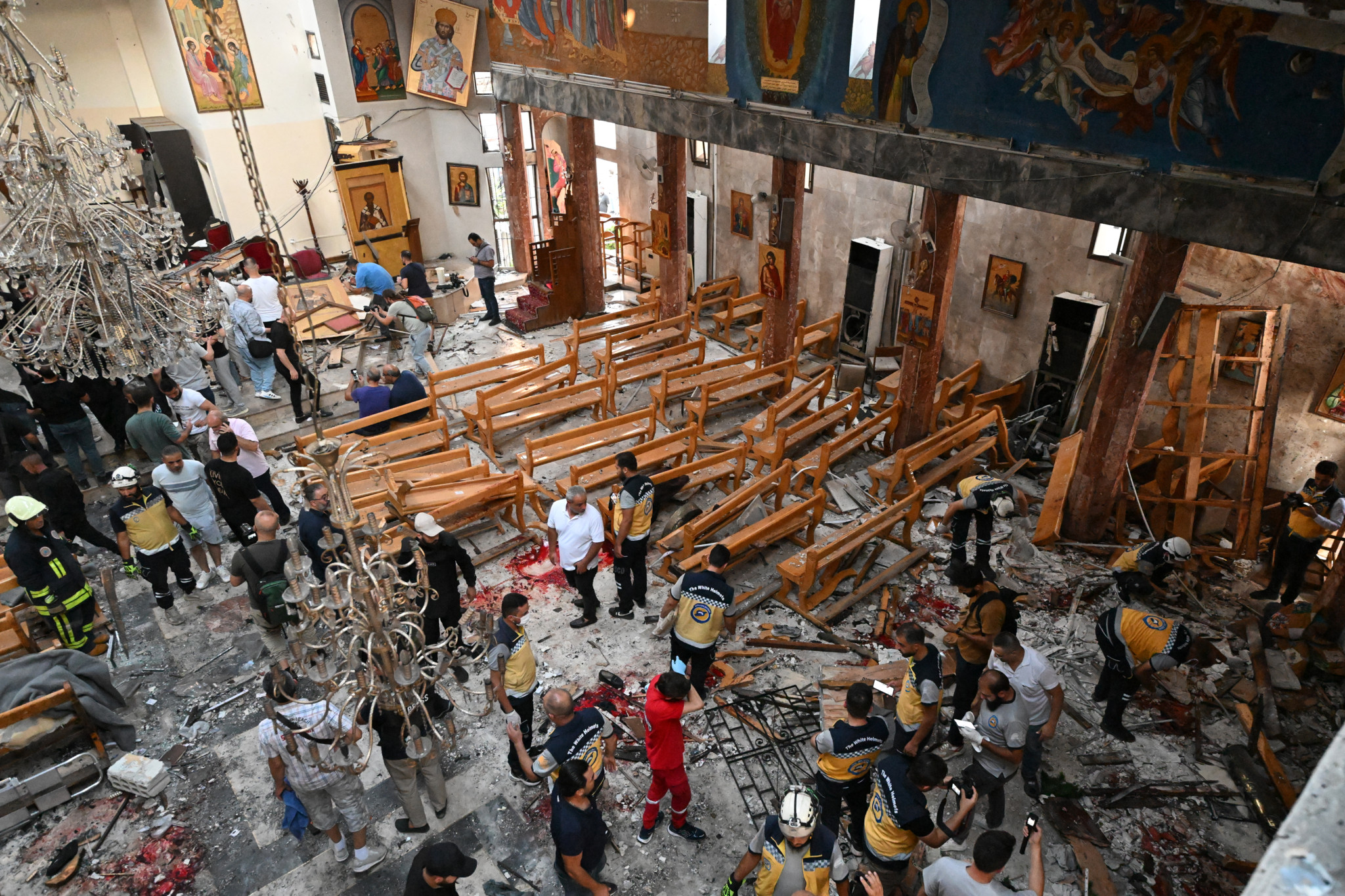 Des secouristes et des personnes inspectent les dégâts à l’église Saint Elias à Damas, après une attaque-suicide signalée le 22 juin 2025. Des secouristes et des personnes inspectent les dégâts à l’église Saint Elias à Damas, après une attaque-suicide signalée le 22 juin 2025.