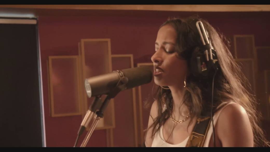 Click to play video: 'A return to music: Anjulie performing at Mississauga Celebration Square’s Canada Day Event'