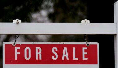 Weekly mortgage rates continue to fall as the Fed debates timing