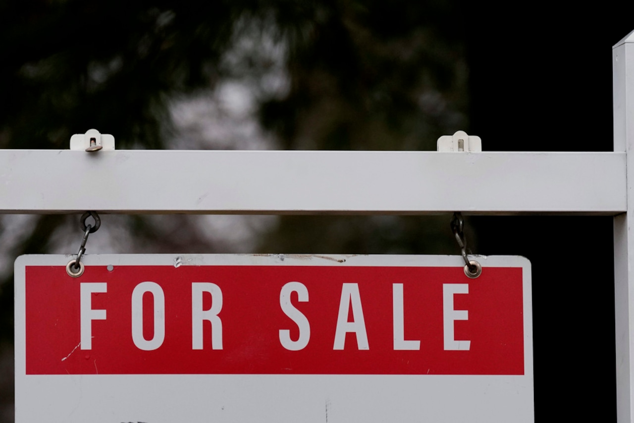 Weekly mortgage rates continue to fall as the Fed debates timing